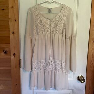 Flying Tomato Womens dress size M
Bell sleeve
Cream